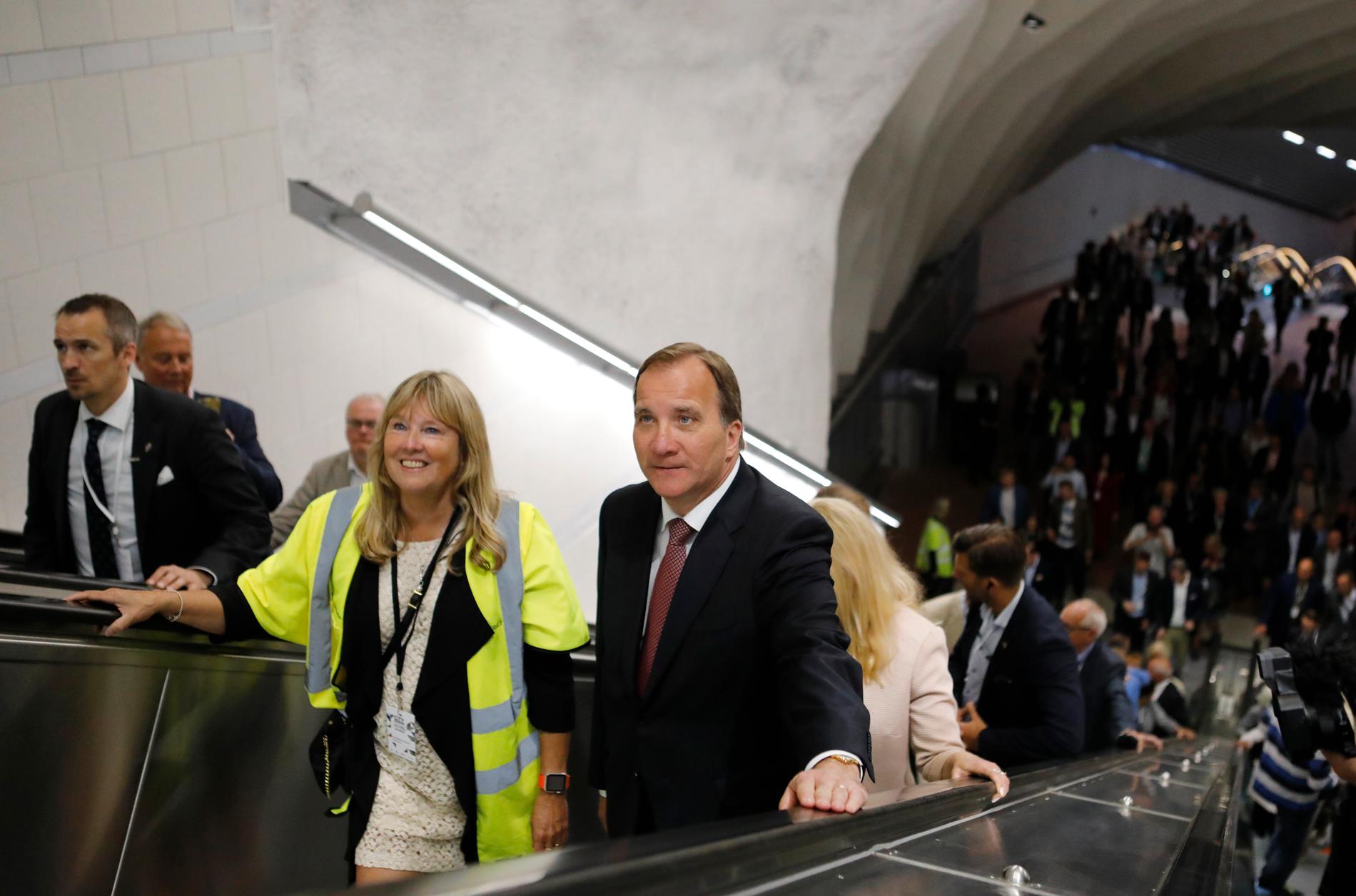 Statsminister Stefan Löfvén åker rulltrappa som fungerar vid invigningen av nya Citybanan för två år sedan.