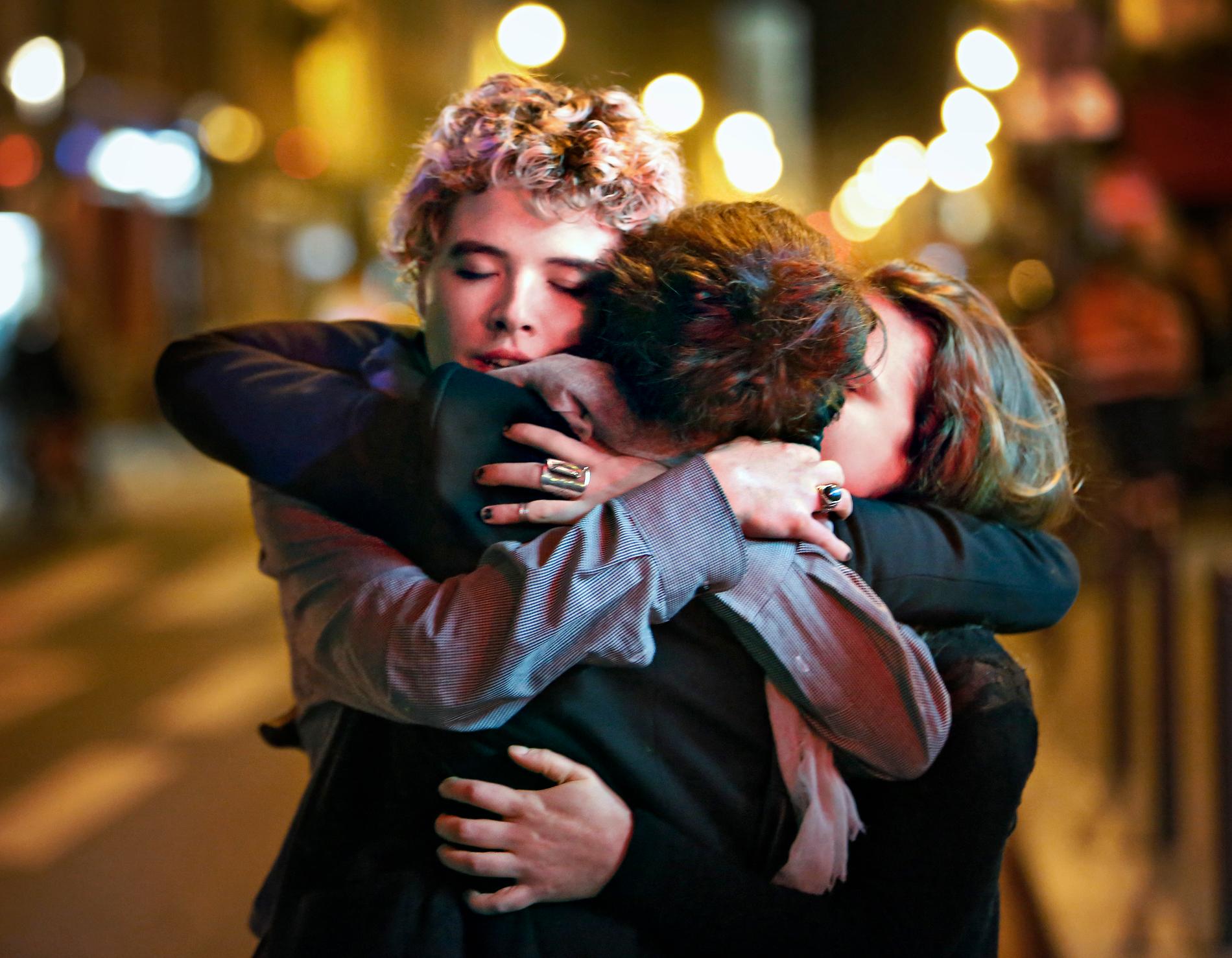 Terroranslagen i centrala Paris den 13 november krävde 130 människors liv. De tre överlevande väninnorna på bilden har just lyckats att fly ut från koncertlokalen Bataclan.  De och hela Frankrike kastades in i ett krigsliknande tillstånd då Syrienkrisen plötsligt flyttade in i hjärtat av Europa.