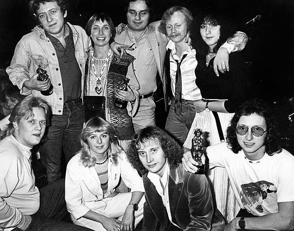 Wizex vann Rockbjörnen för ’’Bästa dansband’’ 1979. Bakom kulliserna pågick ett känslodrama så kapellmästaren Mats Nilsson var inte med på efterfesten. Men Ulf Lundell var där och hämtade priset för bästa svenska rockartist. På bilden hänger han på årets folkmusikartist, Marit Bergman.
