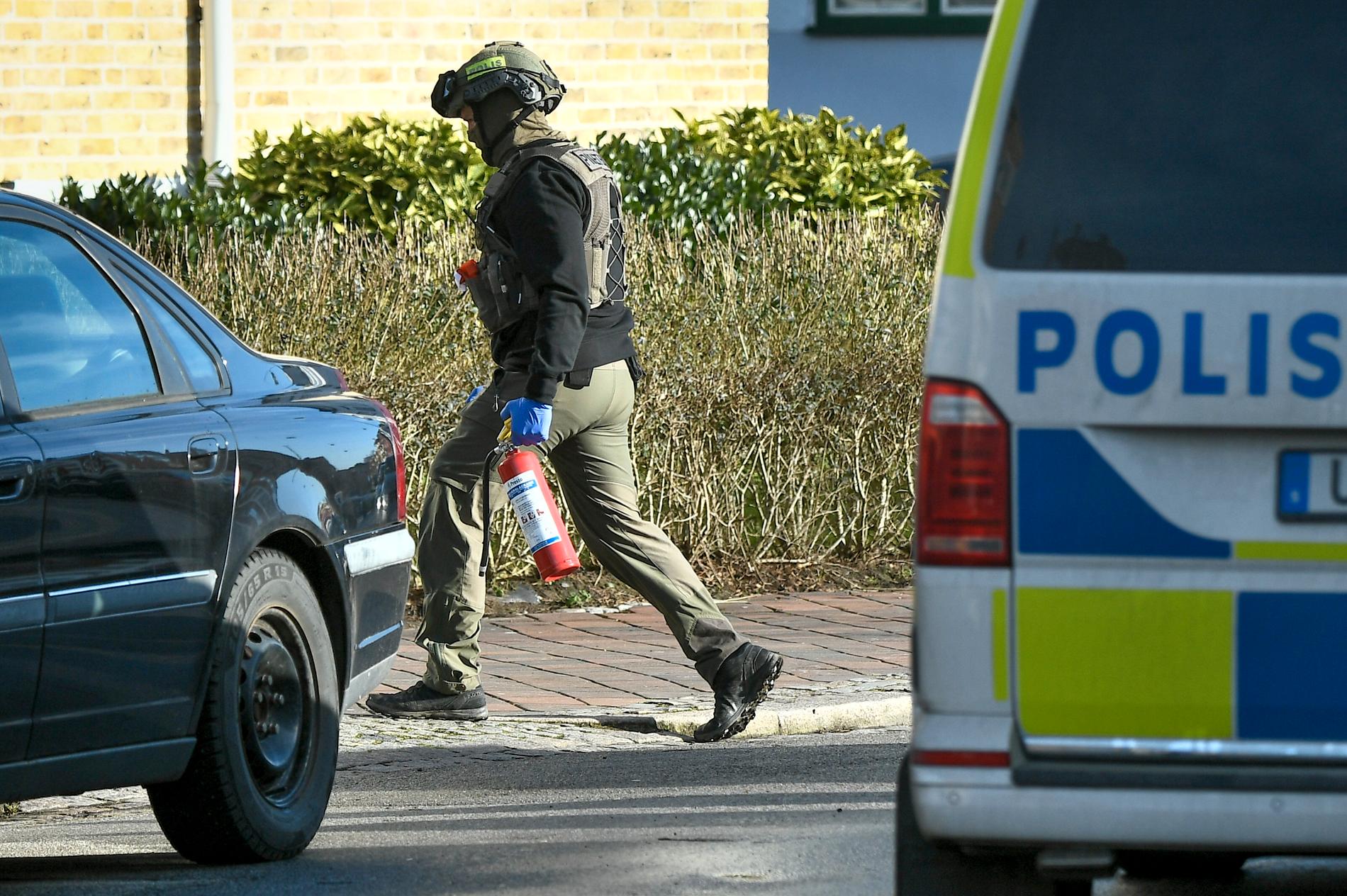 Efter larm om en hotfull man spärrades gator i Malmö av. Han greps senare som misstänkt för grovt olaga hot.