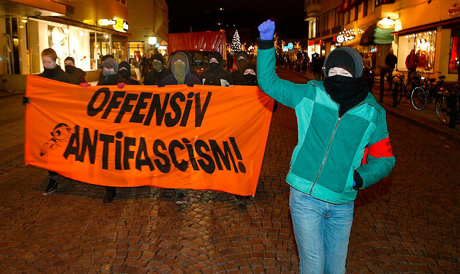 Vänsteraktivister  på Lunds gator 30  november 2002.
Foto: TT