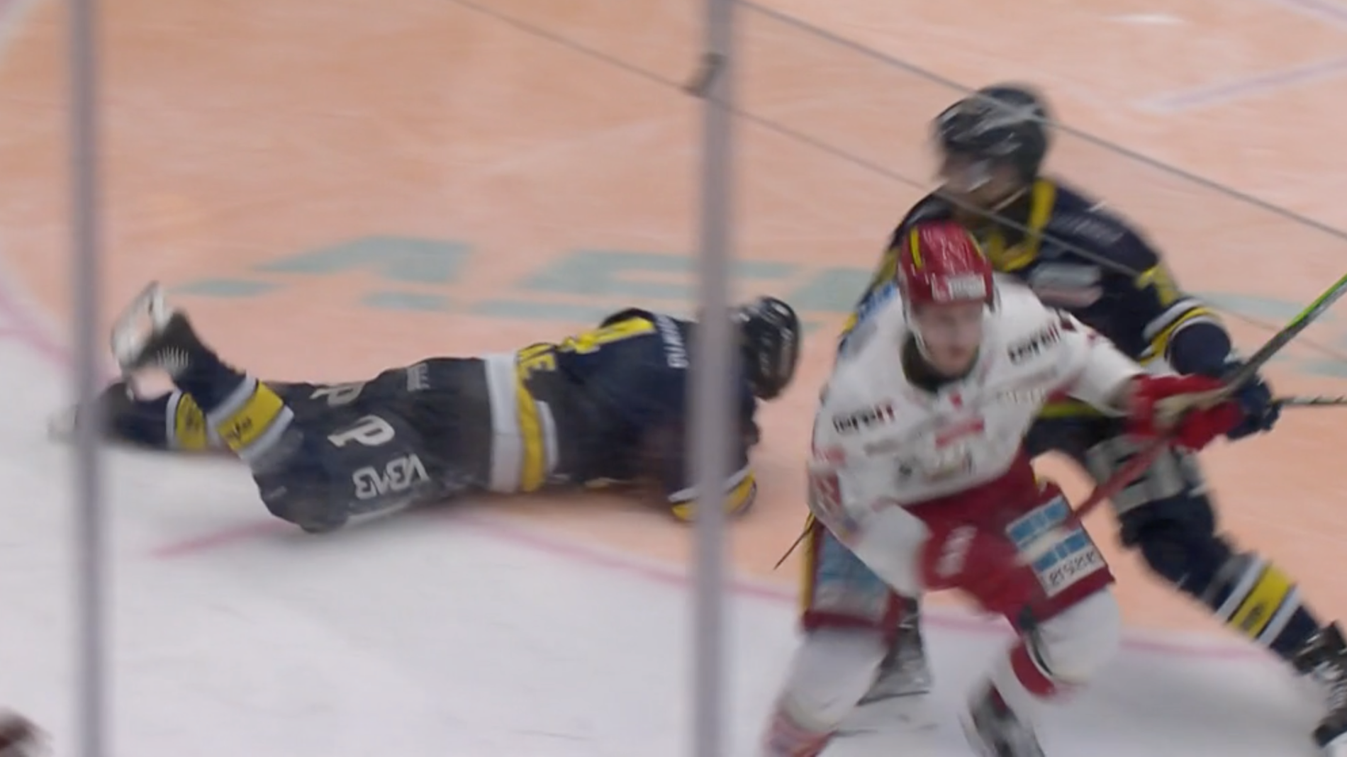 Emil Andrae ligger på isen efter Sveningssons  tackling.