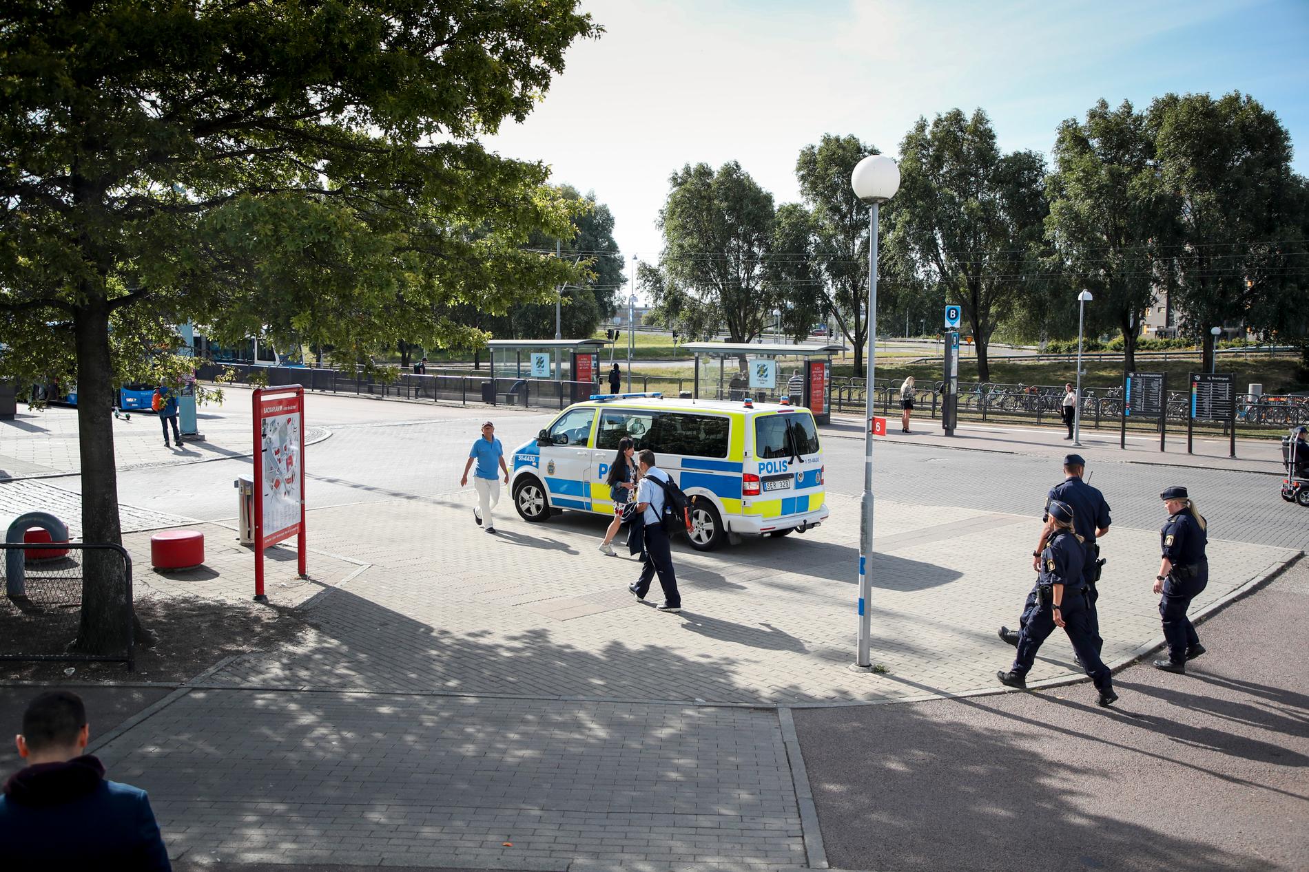 En 18-årig man har knivhuggits till döds vid ett rån på Hjalmar Brantingsplatsen i Göteborg.