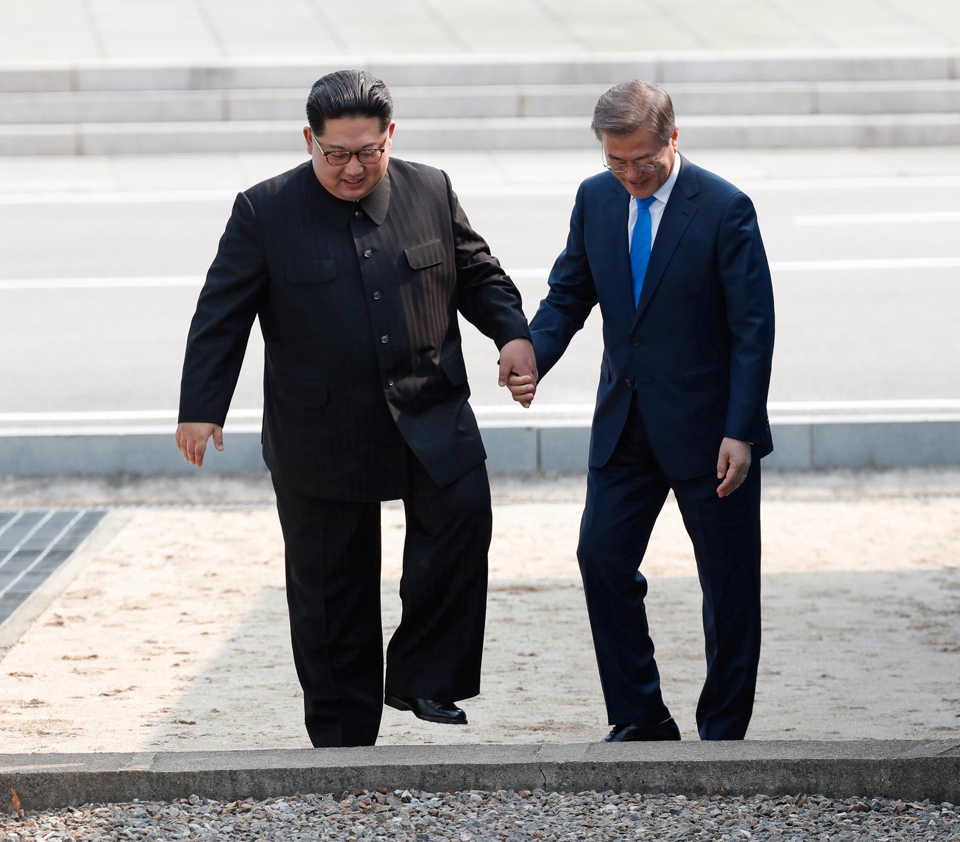 Nordkoreas ledare Kim Jong-Un och Sydkoreas president Moon Jae-In vid gränsen mellan länderna under deras toppmöte i april.