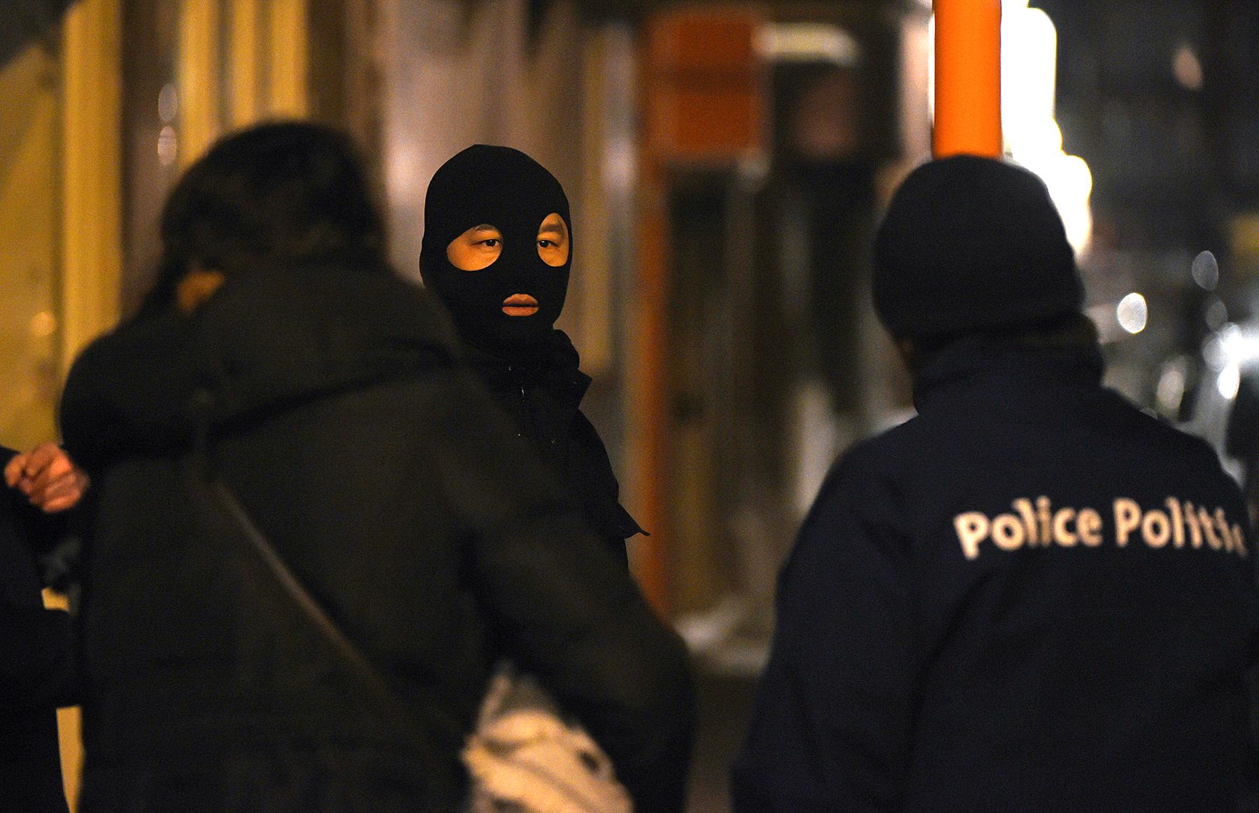Polisen gör en husransakan i en lägenhet i Schaerbeek kvällen dagen efter terrordådet.