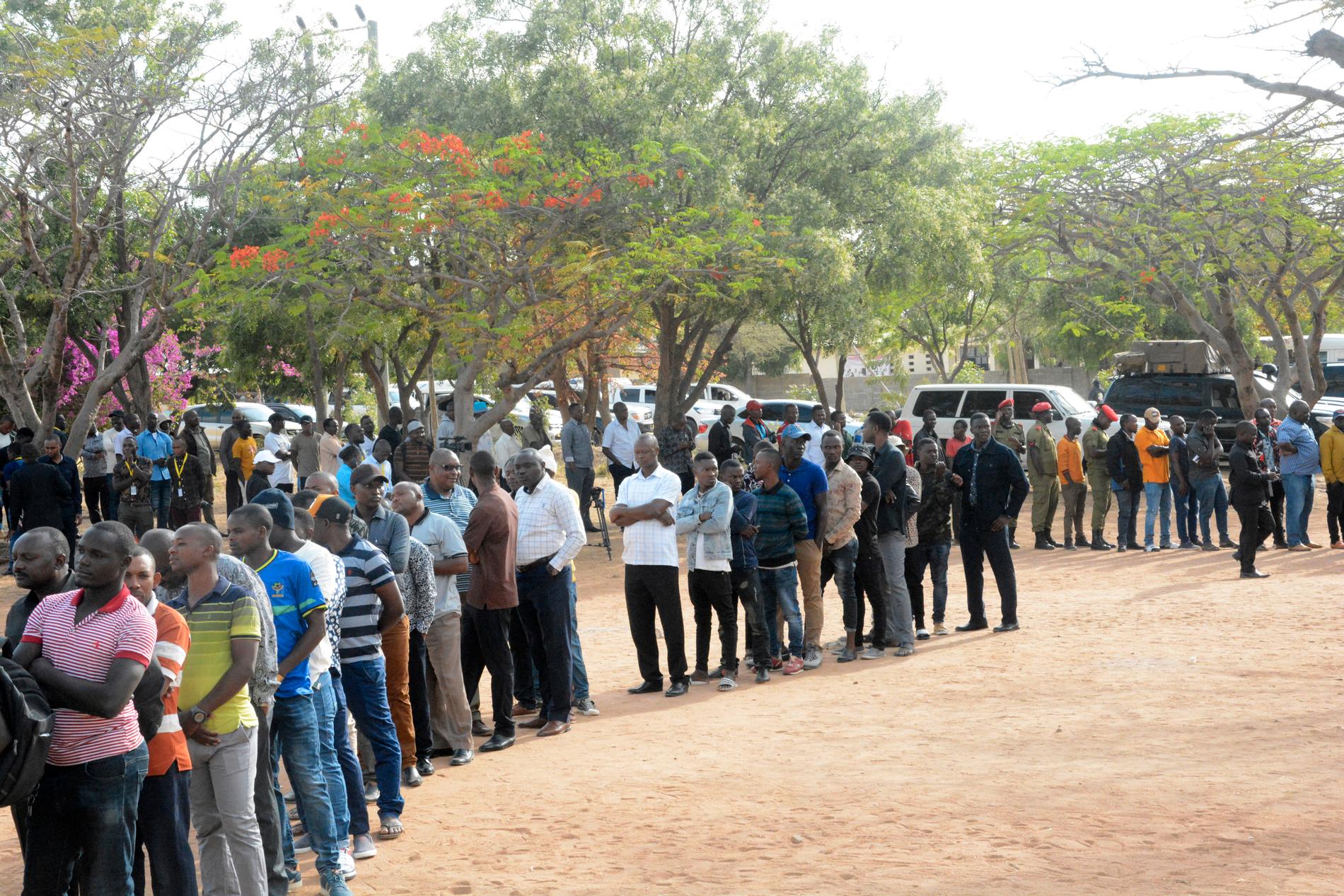 Medborgare står i kö för att rösta i Dodoma i onsdagens val.