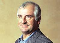 Douglas Adams, mest känd som författaren till ”Liftarens guide till galaxen” är död. Han avled hastigt i en hjärtattack, 49 år gammal.