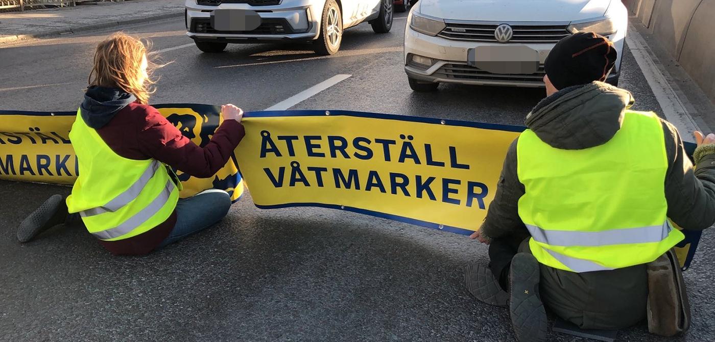 Nätverket Återställ Våtmarker har genomfört flera aktioner då de har blockerat trafiken, här i april 2021. OBS bilden är inte från det tillfälle som aktivister dömdes för i oktober samma år.