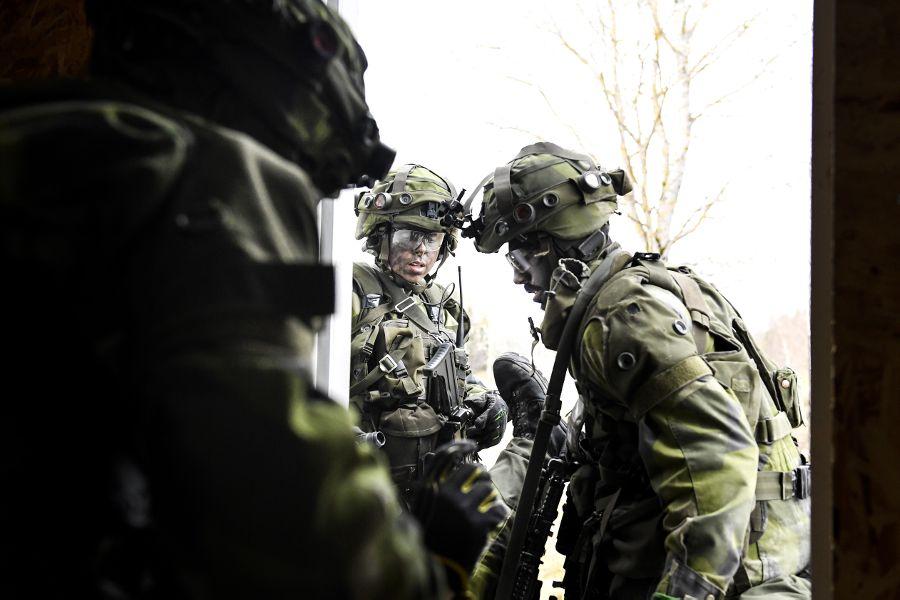 Svenska militärer under övning i markstrid. Arkivbild