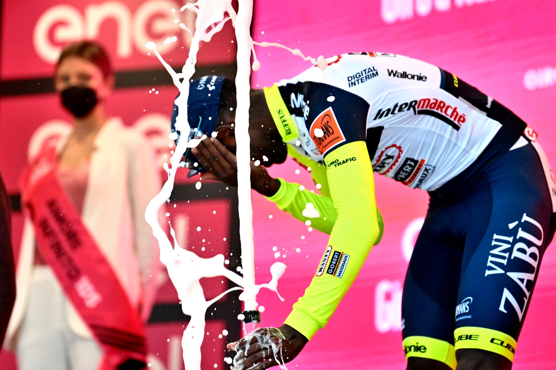 Biniam Girmay avbryter Giro d'Italia efter att ha fått en champagnekork i ögat.