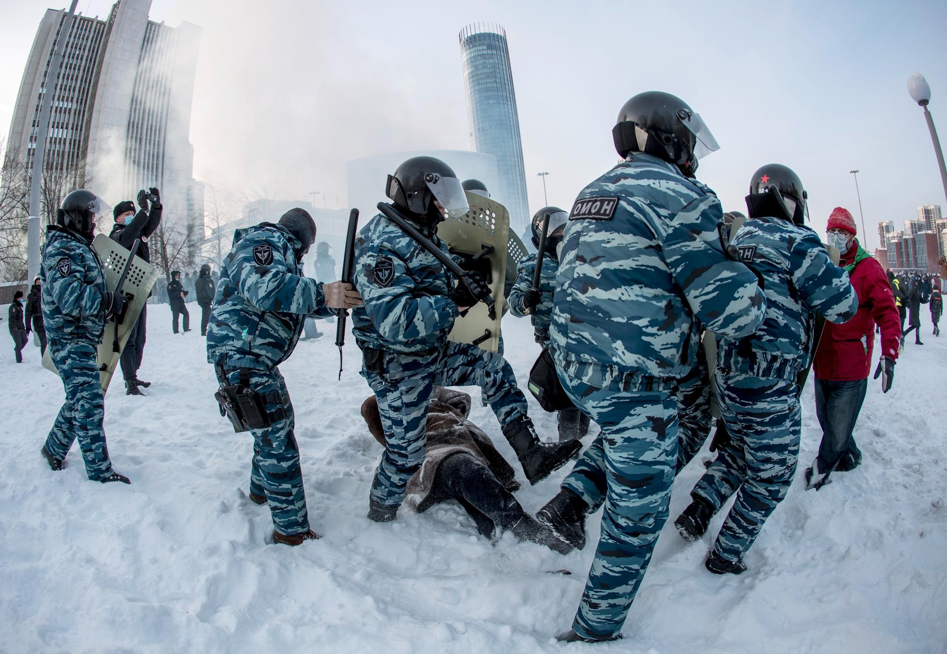 En man trycks ned i snön och blir gripen i ett kallt Jekaterinburg, Rysslands fjärde största stad.
