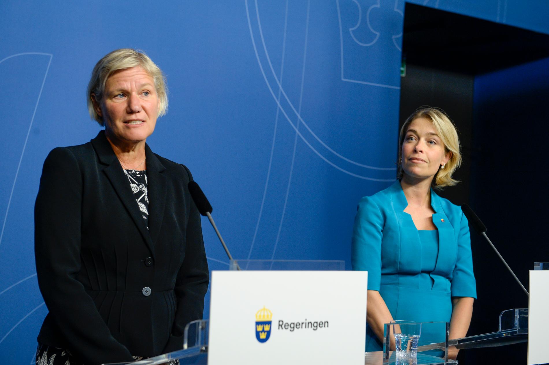 Ann-Marie Begler, tidigare generaldirektör för Försäkringskassan, och socialförsäkringsminister Annika Strandhäll (S). Arkivbild.