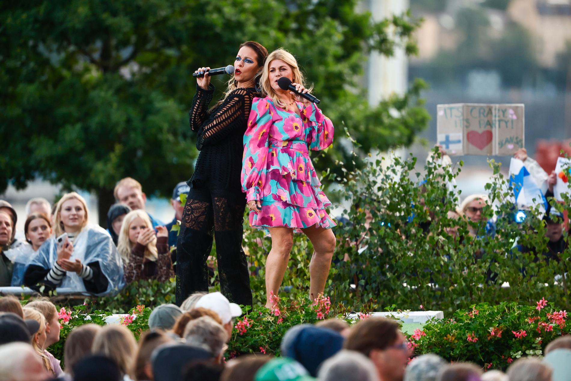 Petra Marklund och programledare Pernilla Wahlgren under tisdagens sändning av Allsång på Skansen.