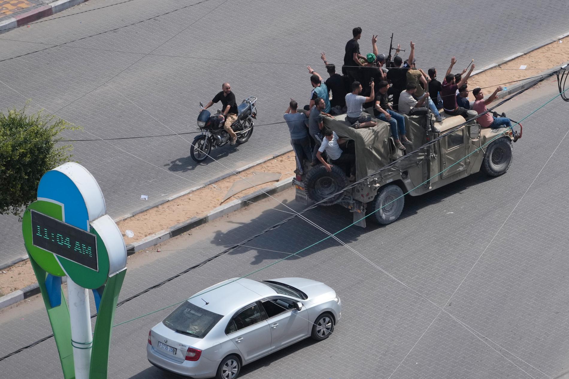 Hamas kör runt i Gaza med ett tillfångataget israeliskt militärfordon.
