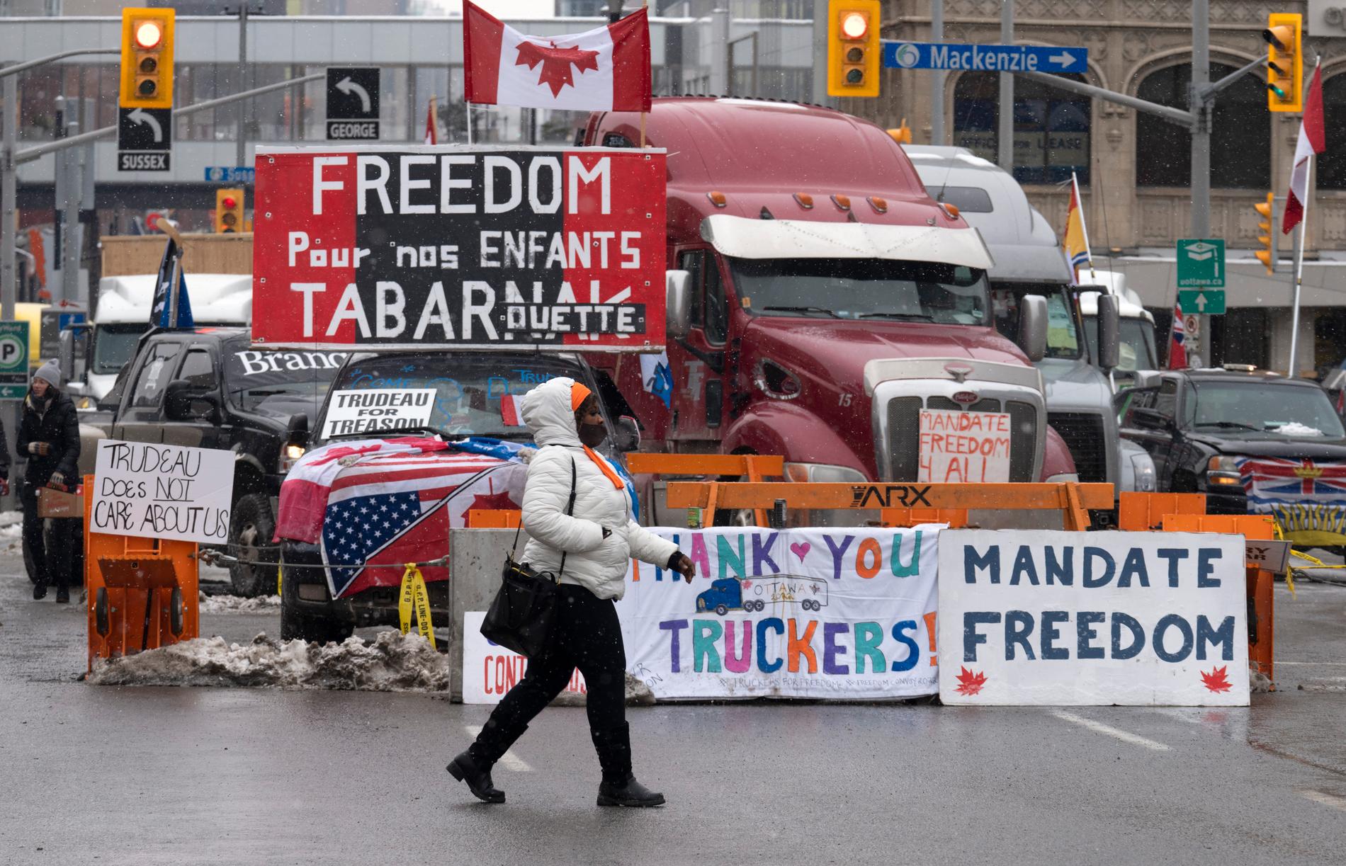 Lastbilar blockerar fortfarande gator i centrala Ottawa.