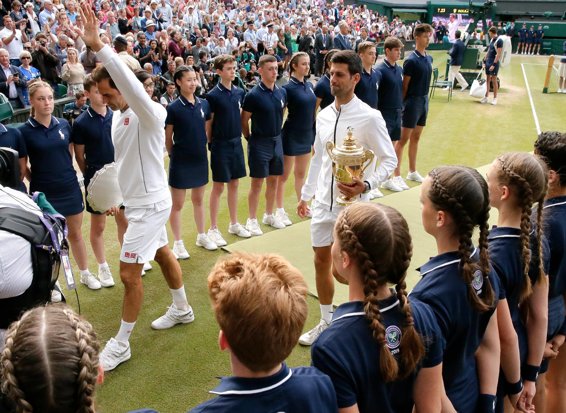 Wimbledon är ett av få lyckligt lottade idrottsevenemang som försäkrat sig mot pandemier. I fjol vann serben Novak Djokovic, höger, finalen mot Roger Federer, Schweiz. I år är tävlingen inställd.