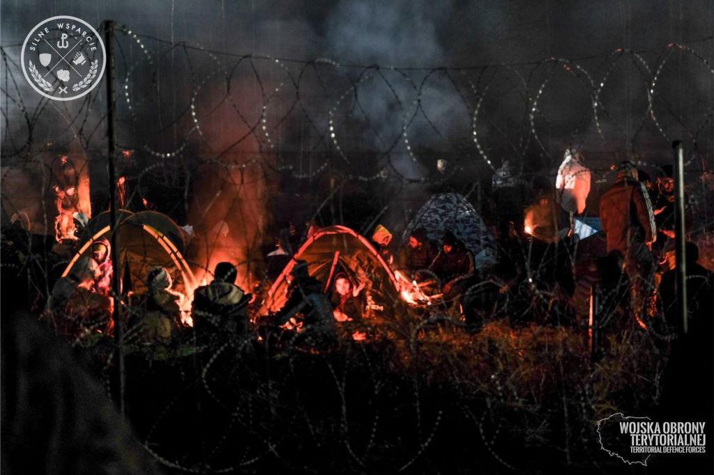 Flyktingar övernattar vid gränsen mellan Belarus och Polen. 