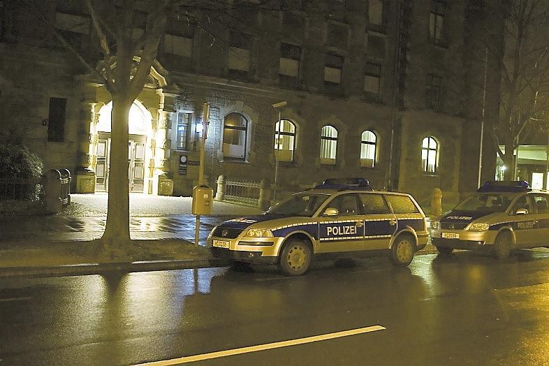 HANNOVER Den misstänkta kvinnan överlämnade sig själv till den tyska polisen. I går kväll förhördes hon på polisstationen i Hannover.