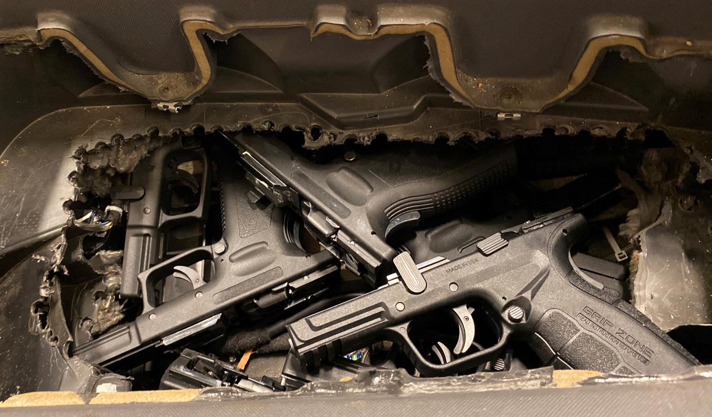 Ett belgiskt par åtalas för att ha försökt smuggla in 15 skarpa vapen till Sverige.