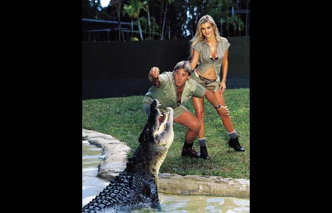 Bildmässig Steve Irwin älskade att synas med de farliga djuren. Här plåtas han för ett sportmagasin tillsammans med modellen Joanna Krupa.