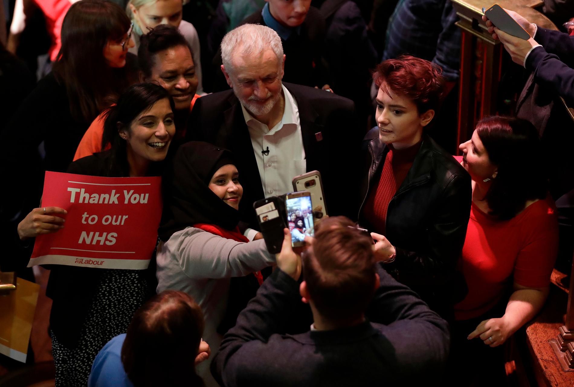 Jeremy Corbyn poserar för en selfie vid ett politiskt möte i januari tidigare i år. DN:s Erik Helmerson lyckas trots sin desperata jakt inte hitta några belägg för att den brittiske labourledaren skulle ha antisemitiska åsikter.