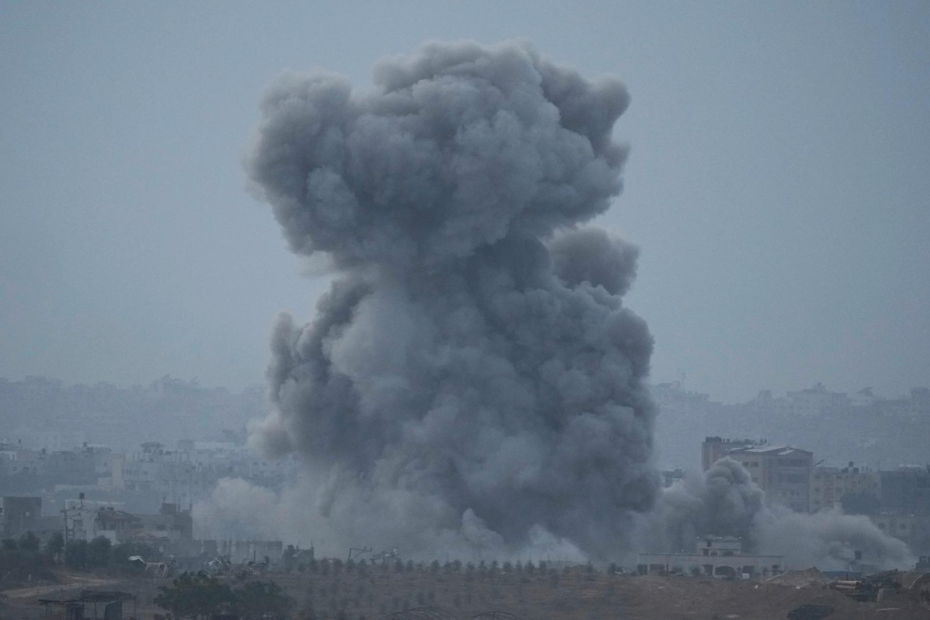 Rök stiger mot himlen efter en attack mot Gaza under söndagen.