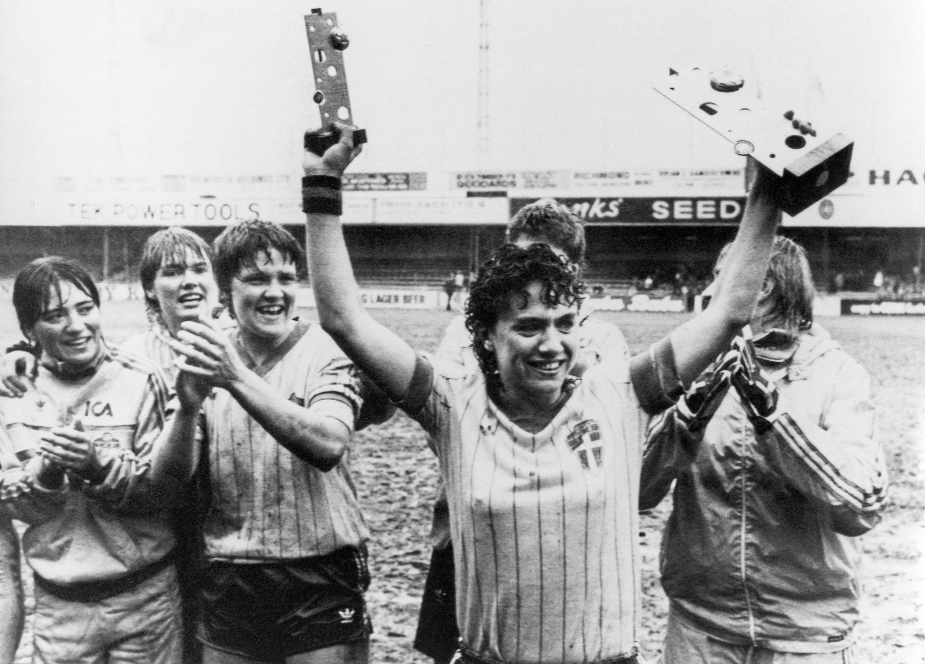 Anette Börjesson jublar efter EM-segern mot England kl 1984