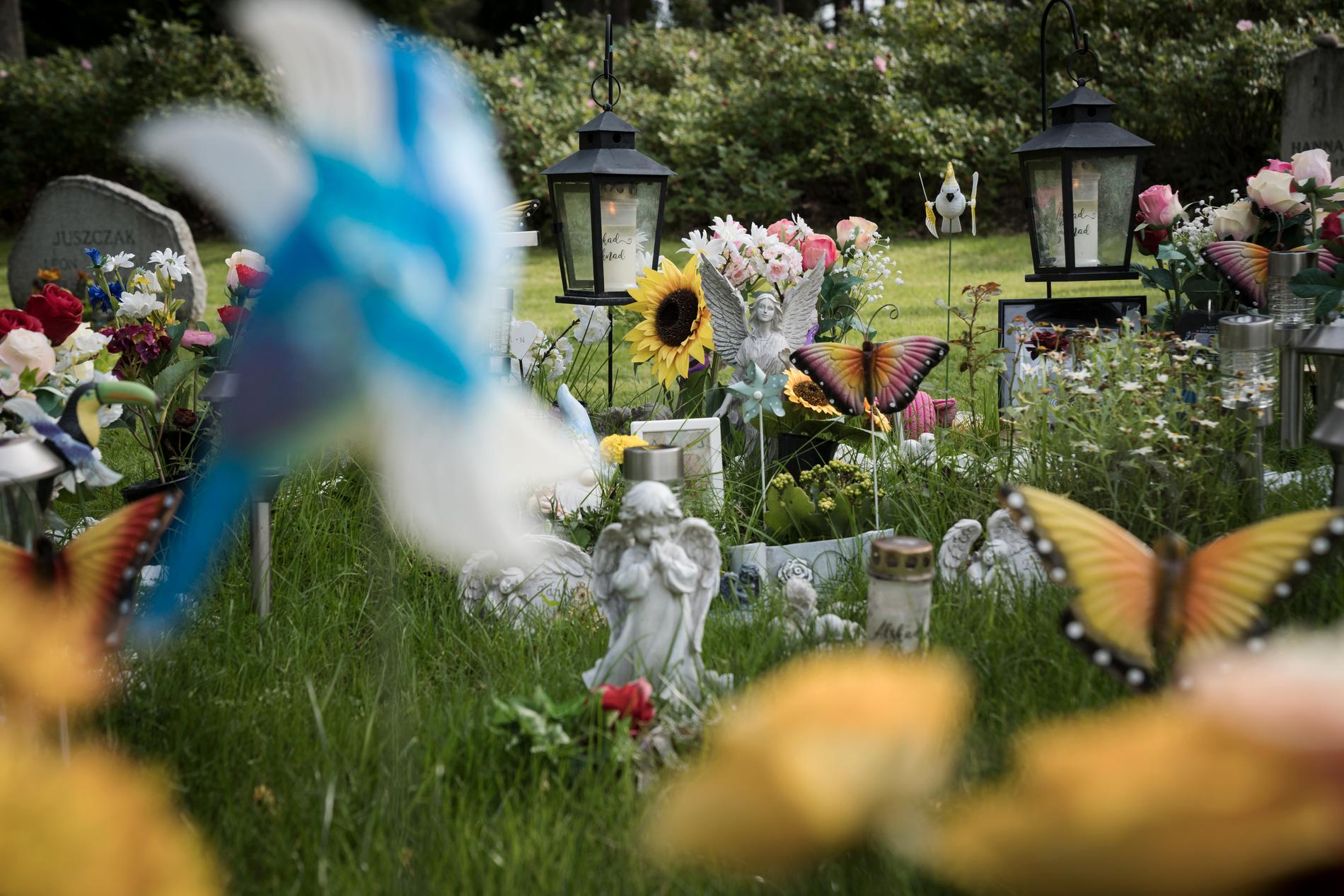 Minst två gånger per dag, men ofta fler, åker familjen till kyrkogården för att besöka sin son. 