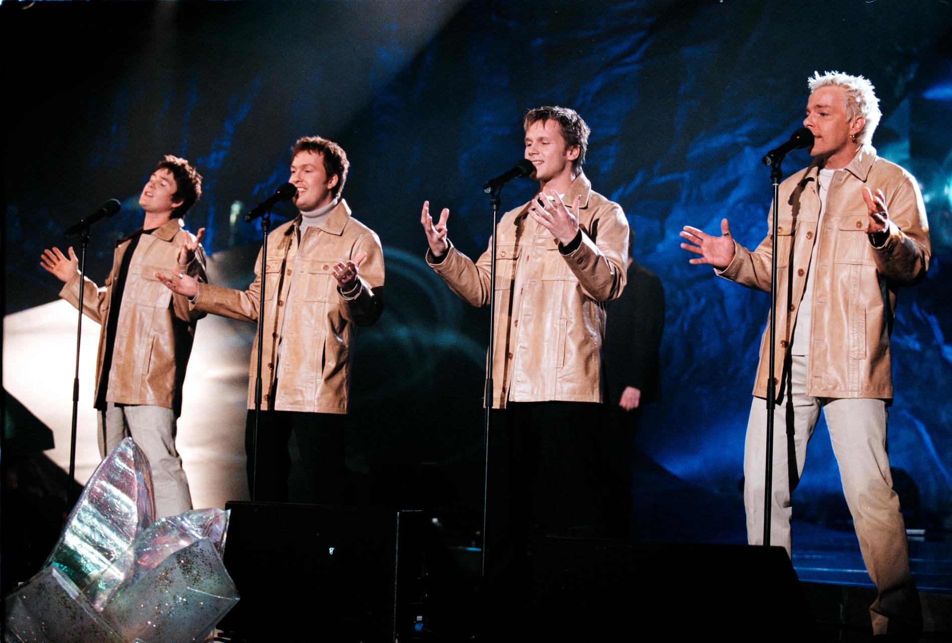 Kasper Janebrinks mikrofon fungerade inte när Arvingarna tävlade i Melodifestivalen 1999 med låten ”Det svär jag på” skriven av Lena Philipsson och Torgny Söderberg.