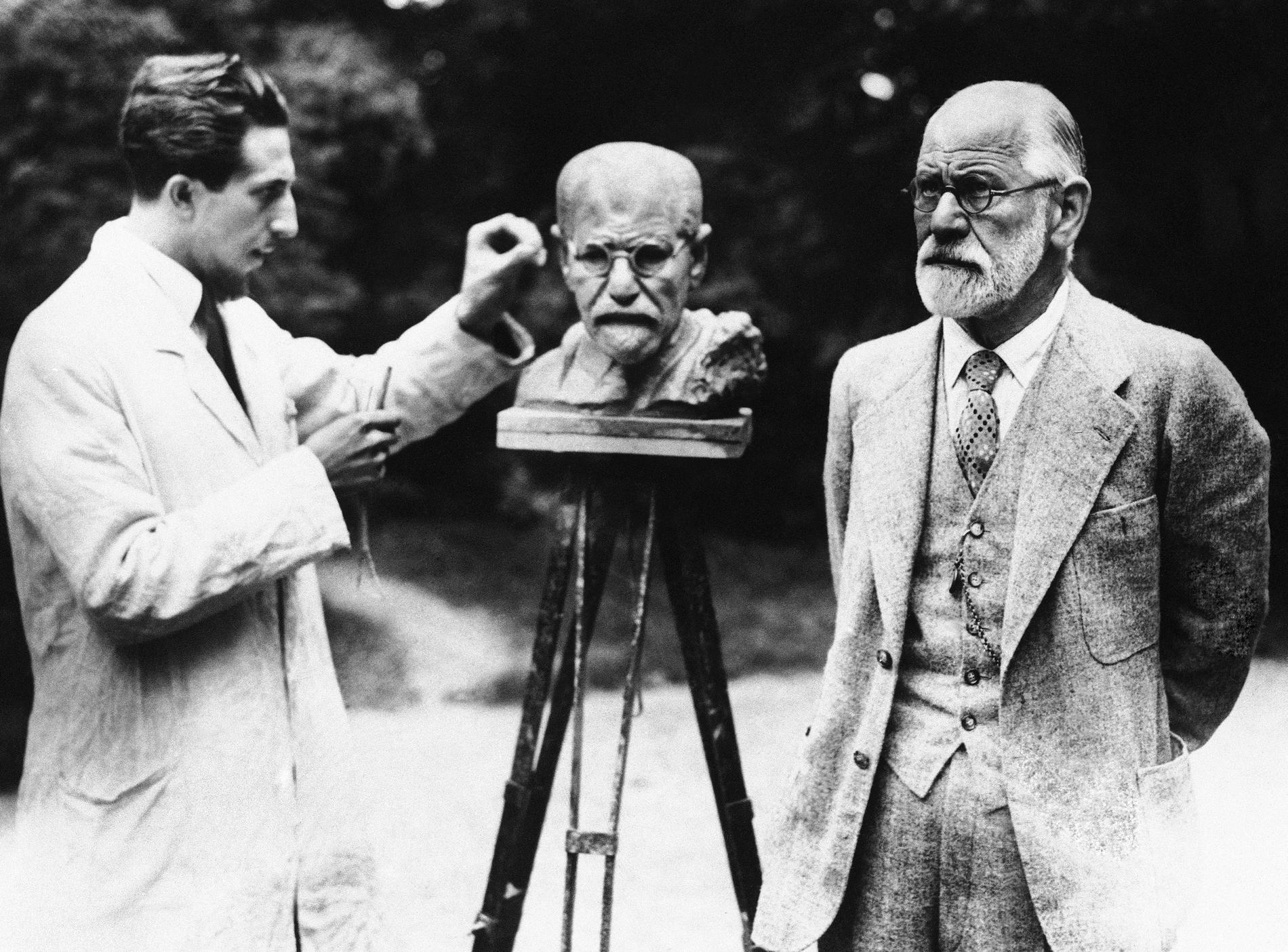 Sigmund Freud står modell för skulptören Oscar Nemon.