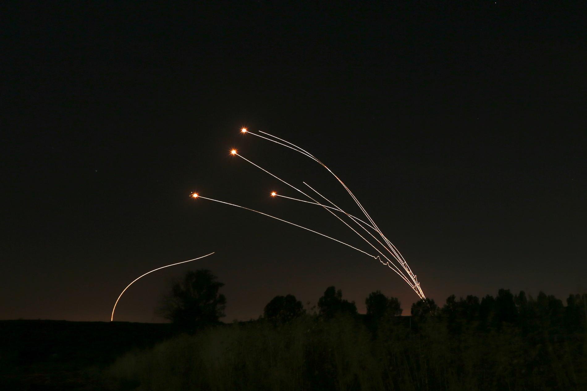 Det israeliska luftvärnssystemet Iron Dome attackerar palestinska raketer under en stridshandling i maj. Arkivbild.