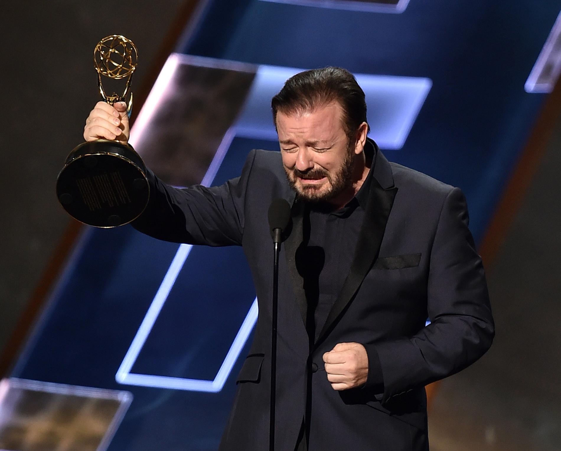 ”Ta en bild på mig med den här i handen så kommer det om några år se ut som att jag verkligen vunnit det här priset”, skämtade Ricky Gervais.