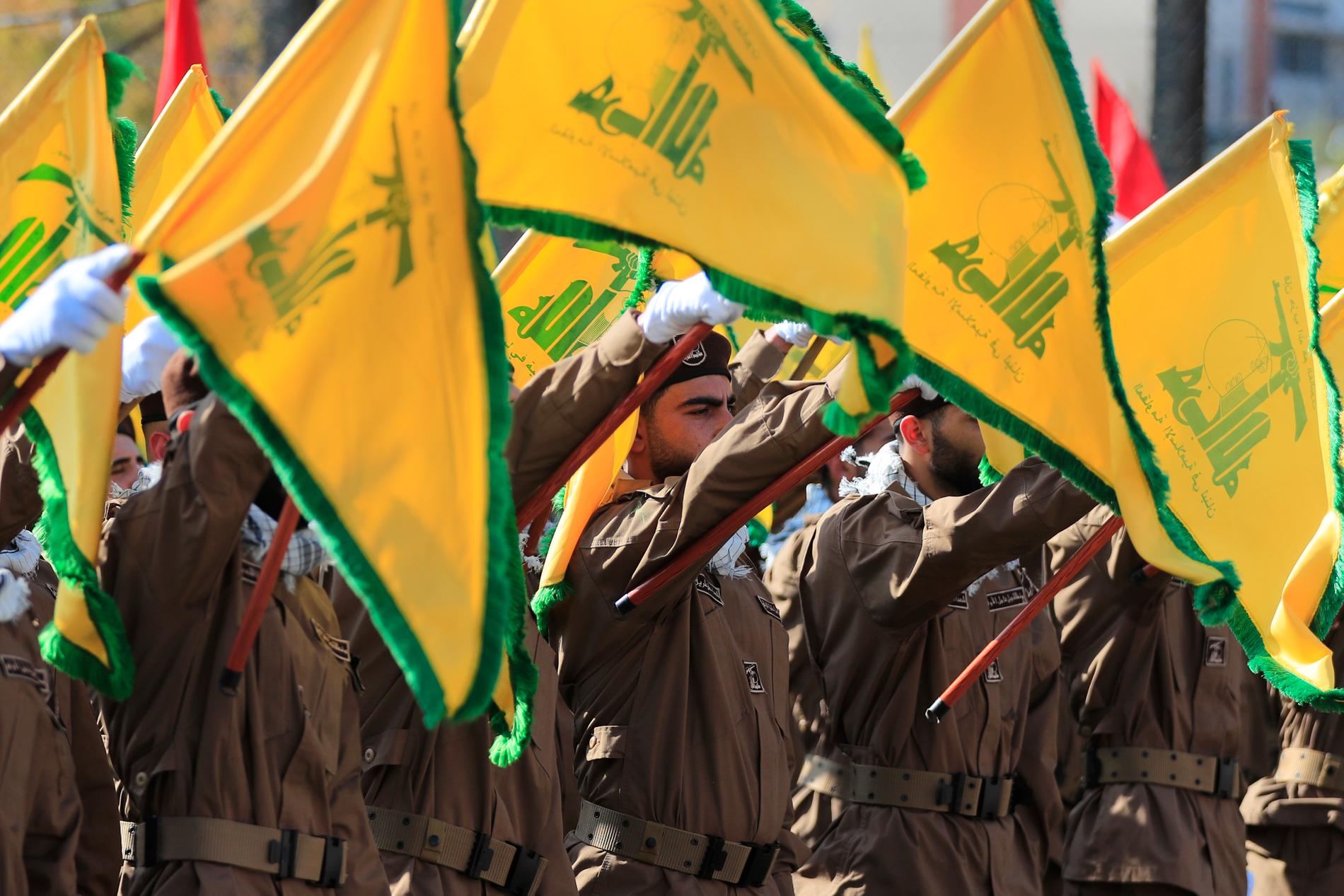 Stridande från Hizbollah. Bild från en begravning av en befälhavare från milisen, den 17 april.