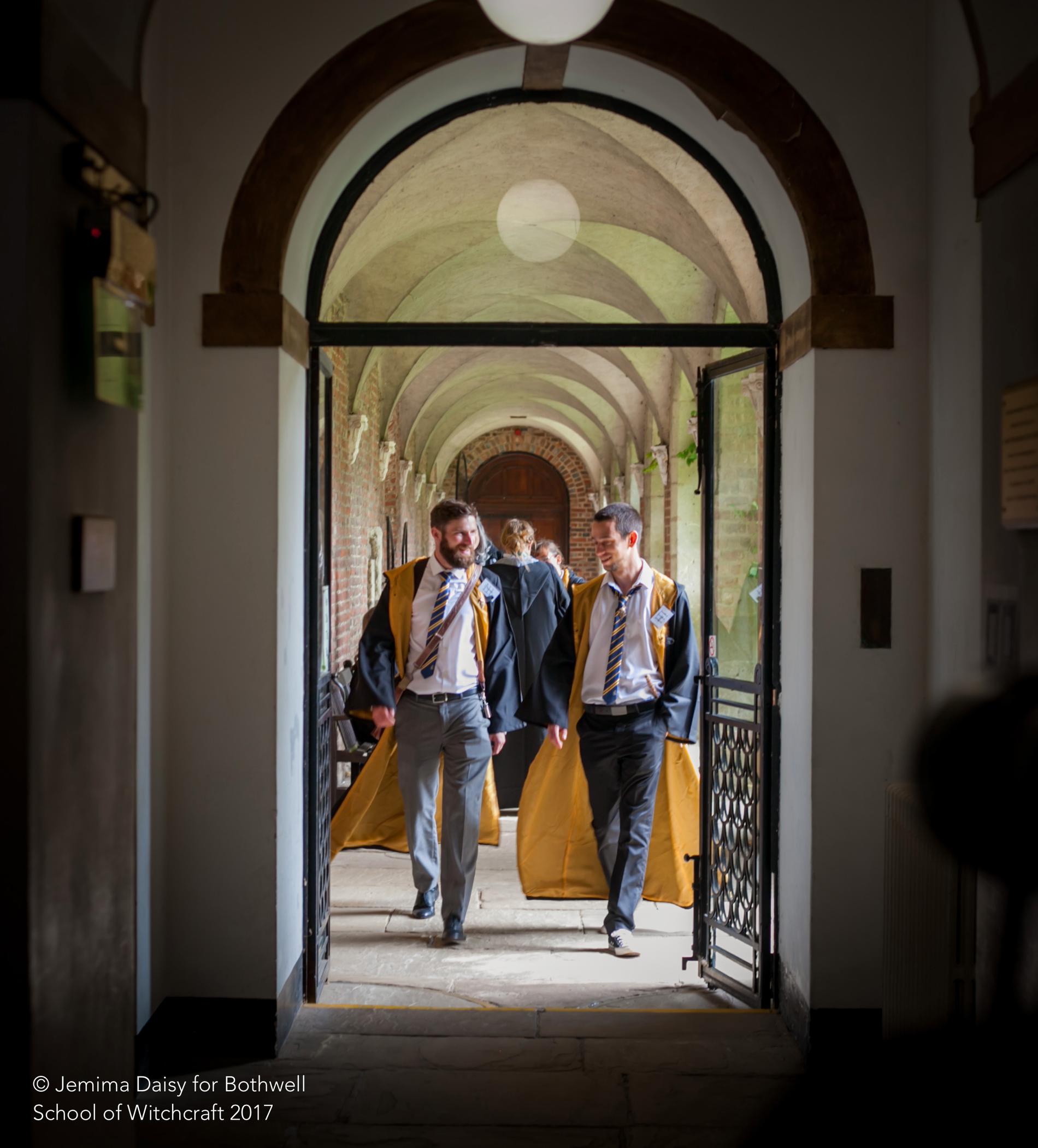 Skolpojkar i korridoren.