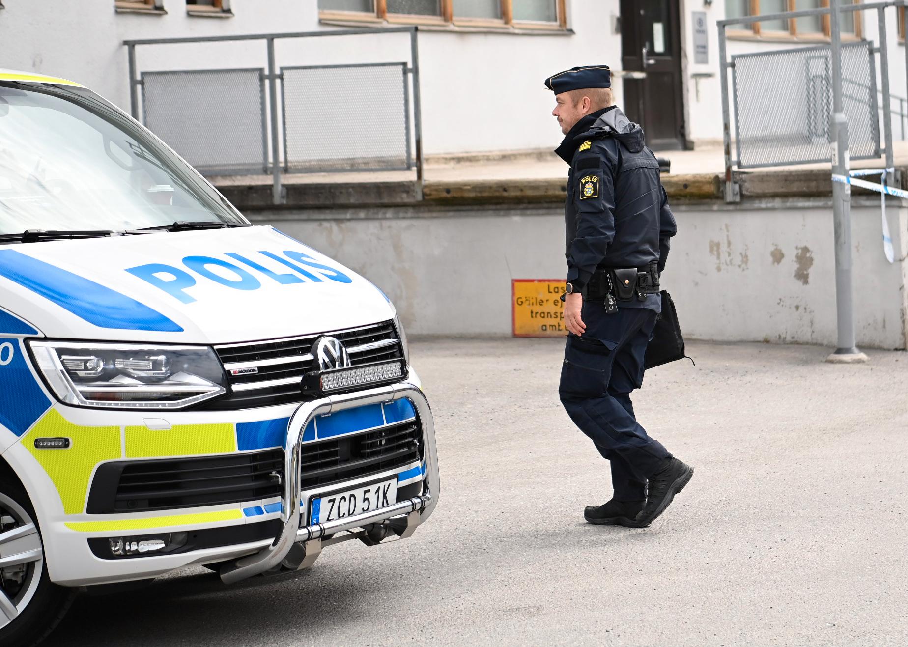 Polis på plats vid skolan i Årsta.