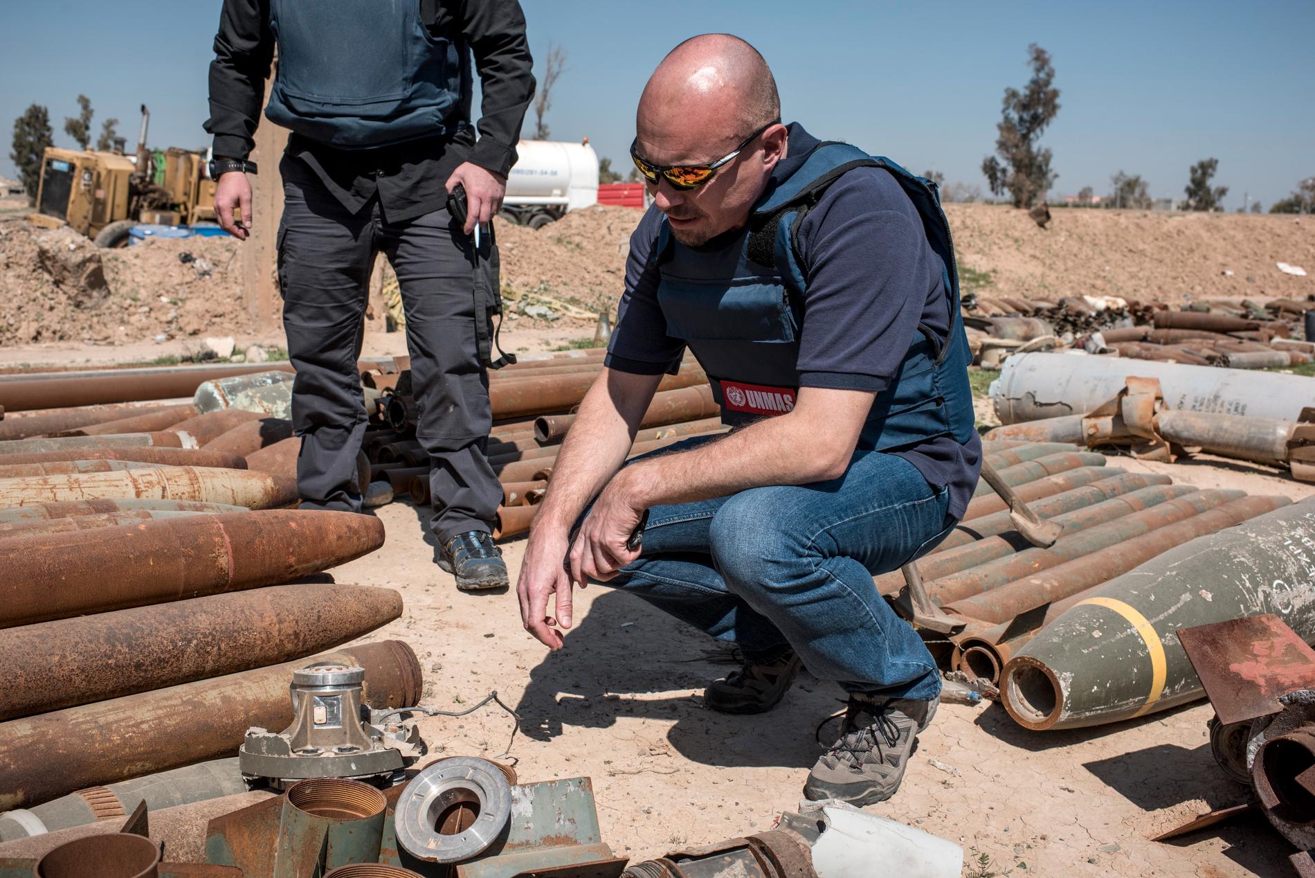 Svenske Pehr Lodhammar, chef för FN:s min- och ammunitionsröjare i Irak, bland oskadliggjorda granater.