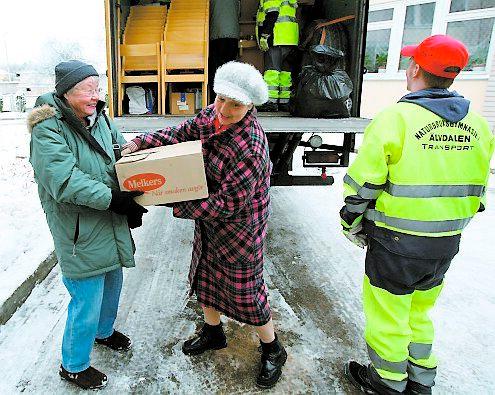 Lokala hjälparbetare möter Margit Rapp på plats och lastar av lådor och säckar från Sverige.