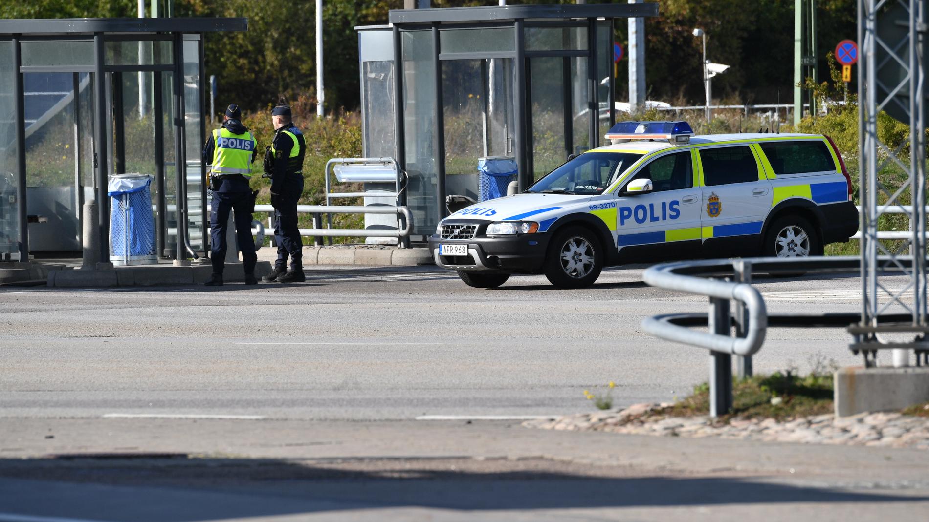 Öresundsbron stängdes av i samband med en stor dansk polisjakt efter misstänkta attentatsplaner mot exiliranier i Danmark i oktober.
