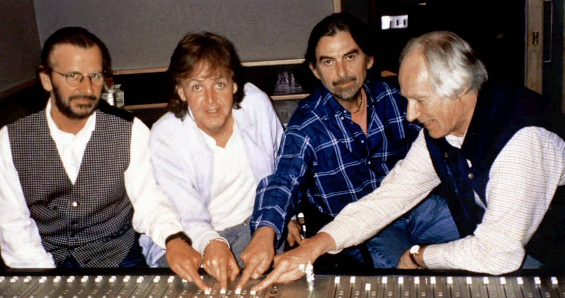 Ringo Starr, Paul McCartney, George Harrison tillsammans med George Martin i studion under inspelningen av "Free as a bird"