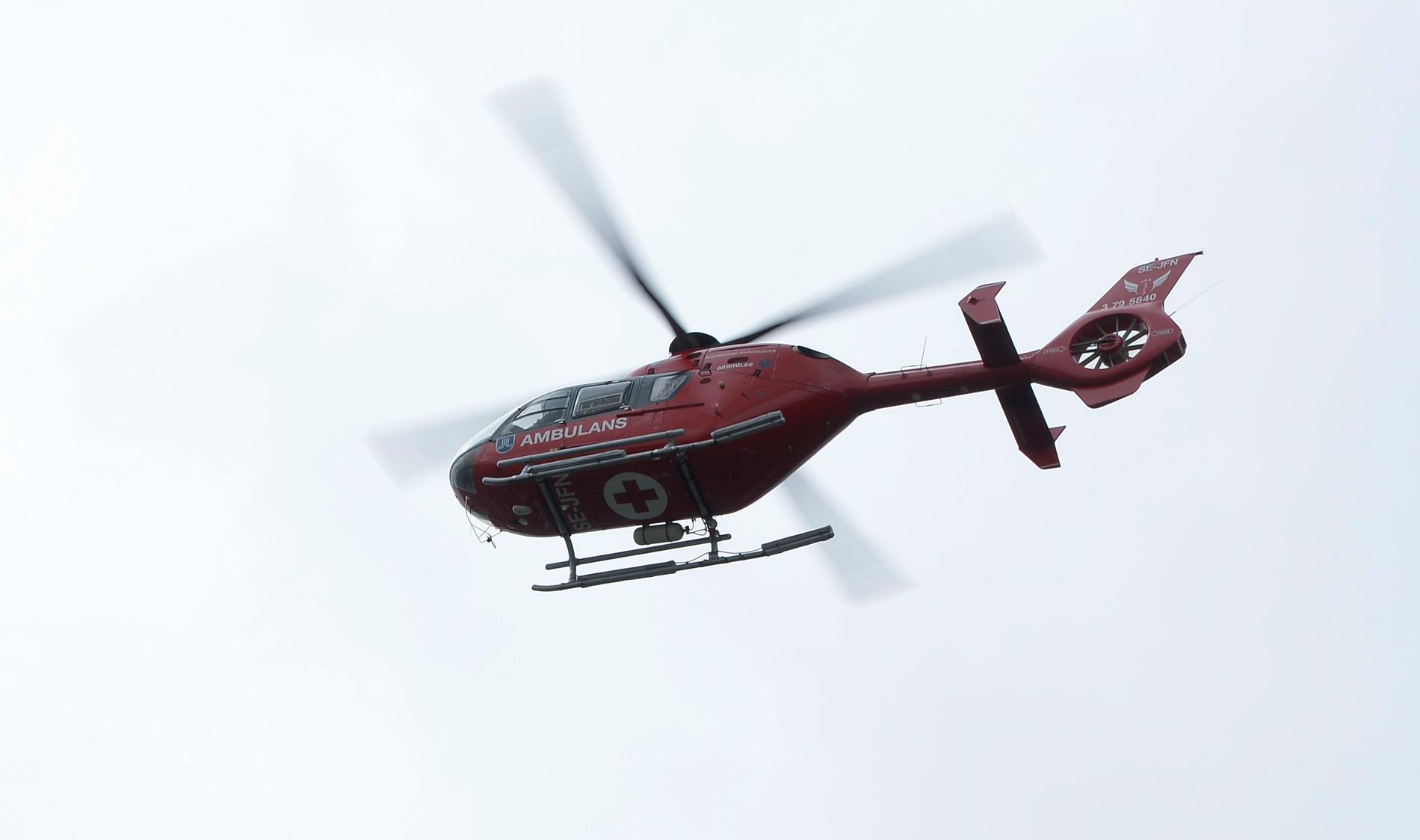 Mannen transporterades med ambulanshelikopter till Norrlands universitetssjukhus. Arkivbild.