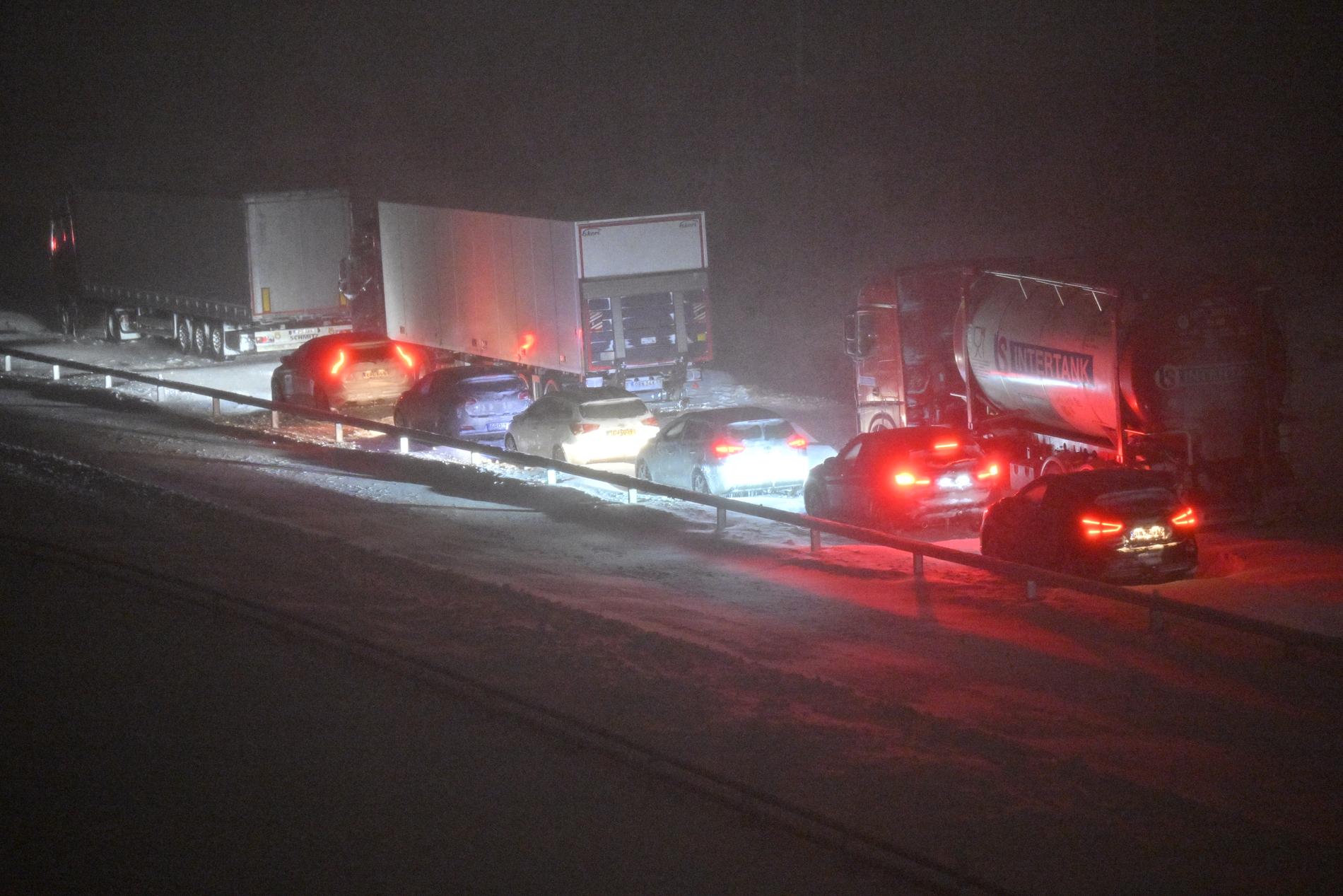 En lång rad personbilar och lastbilar fastnade i snö på E22 i förra veckan. Arkivbild.