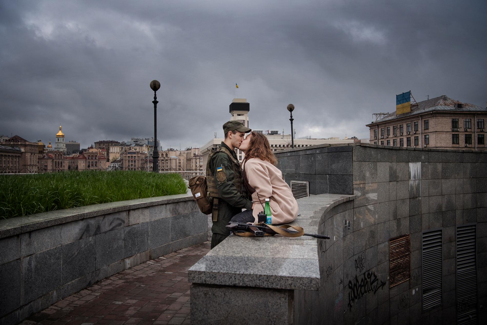  Ukraina är många fruktansvärda öden, döda kroppar och överlevare som kanske aldrig får ett normalt liv igen. Men det är också kyssar på Majdantorget en gråmulen tisdag.