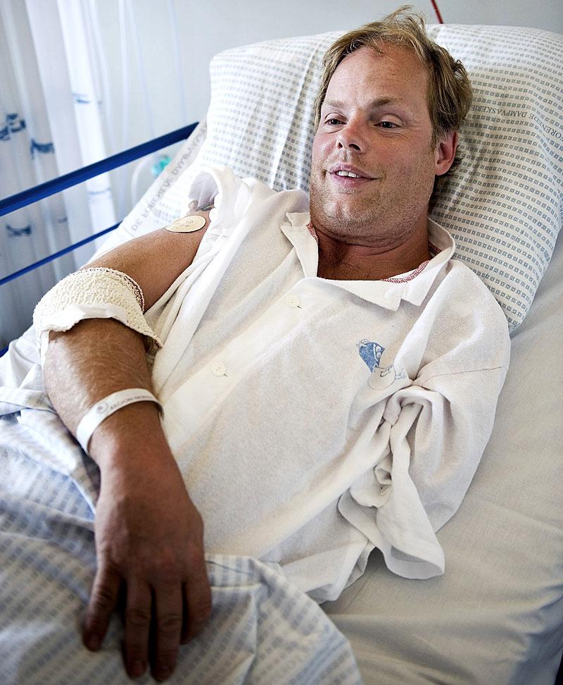 vid liv – mot alla odds Leif Evertsson pustar ut på sjukhuset i Aalborg efter skräcknatten i vattnet. Enligt läkarna var det närmast ofattbart att han överlevde.