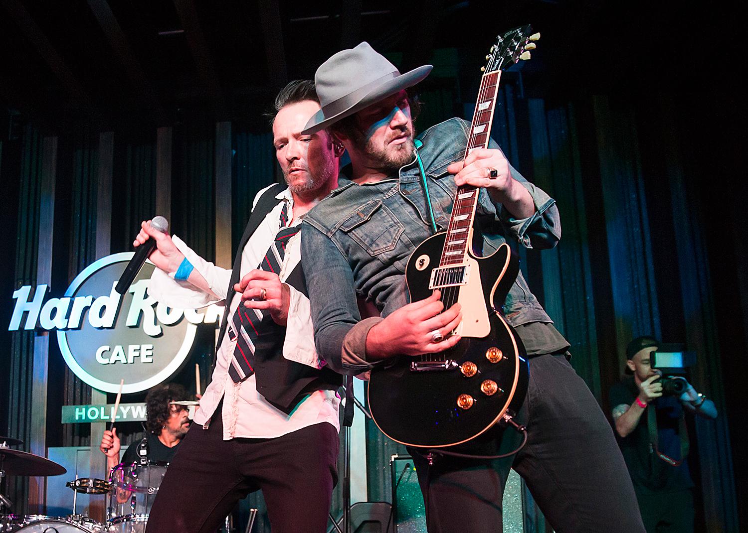 Scott Weiland och Jeremy Brown under ett uppträdande på Hard Rock Cafe i mars.