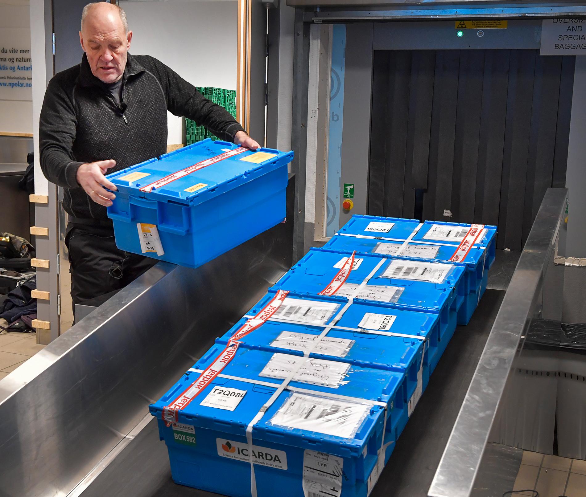 Genbanken Icarda fortsätter att skicka fröer för säkerhetslagring i Svalbards globala frövalv. Här tar frövalvskoordinatorn Åsmund Asdal emot den senaste laddningen frölådor på flygplatsen i Longyearbyen.