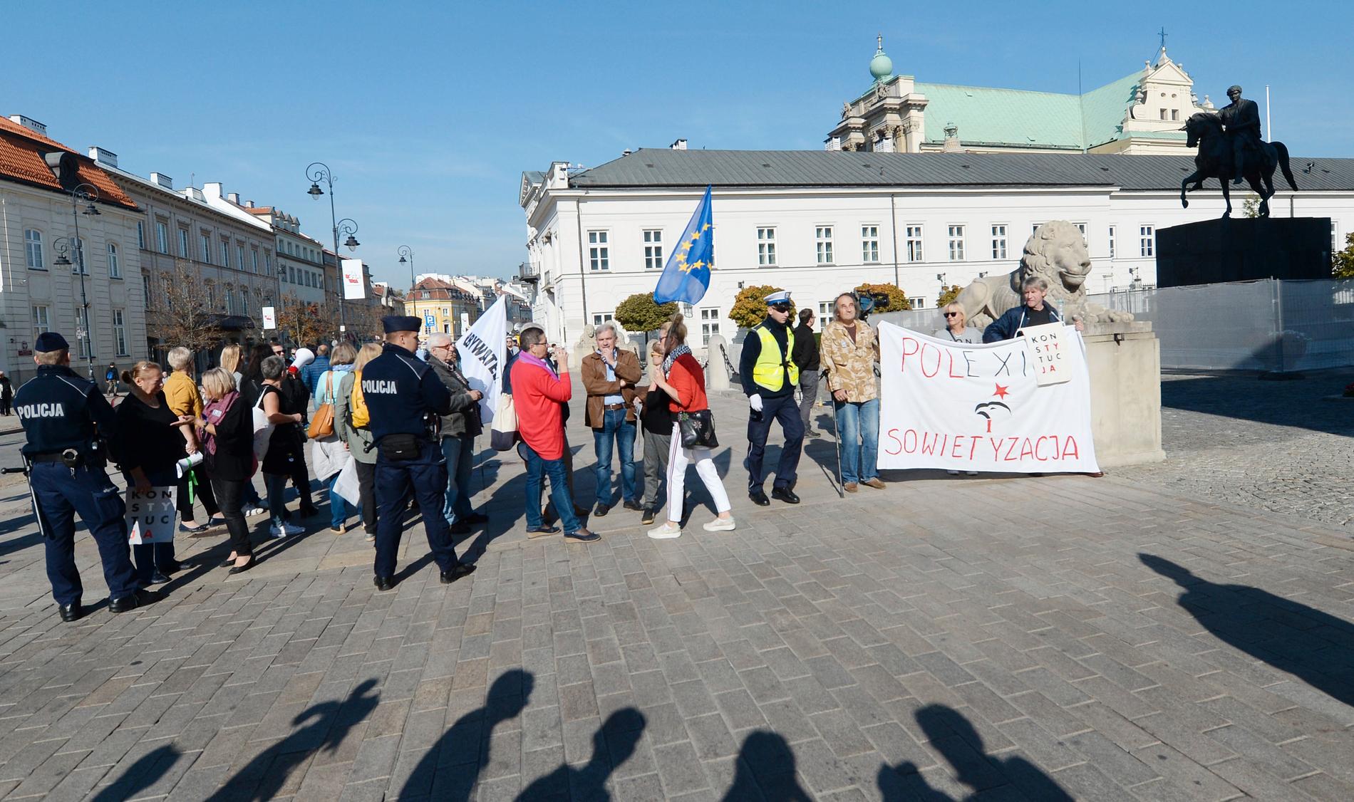 En protest mot den polska regeringens rättsreformer i Warszawa i fjol. Arkivbild.