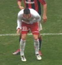 Bari-spelaren hukar efter Zlatans tjuvnyp.