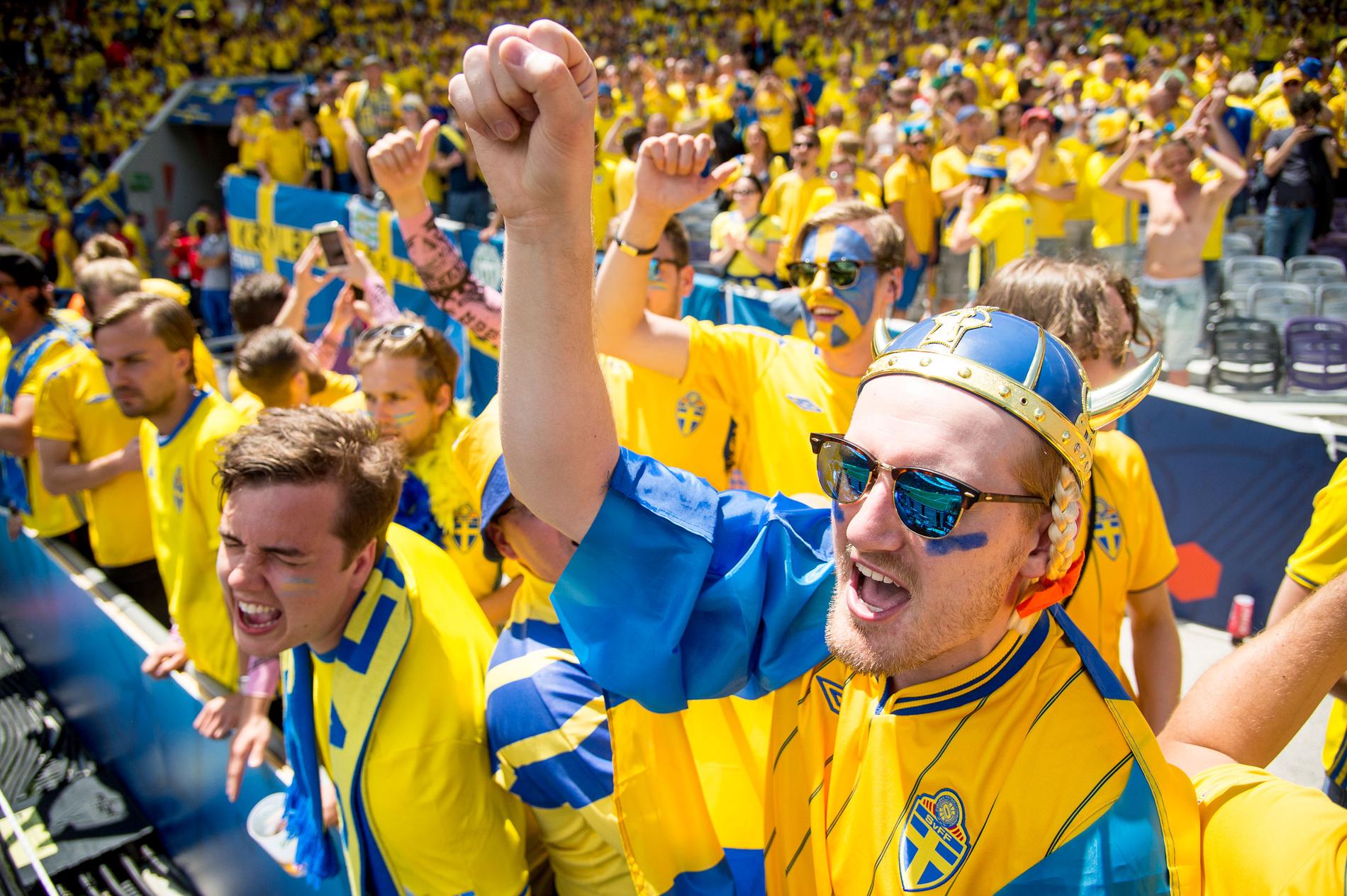 Svenska fans på plats under Frankrike-EM 2016.