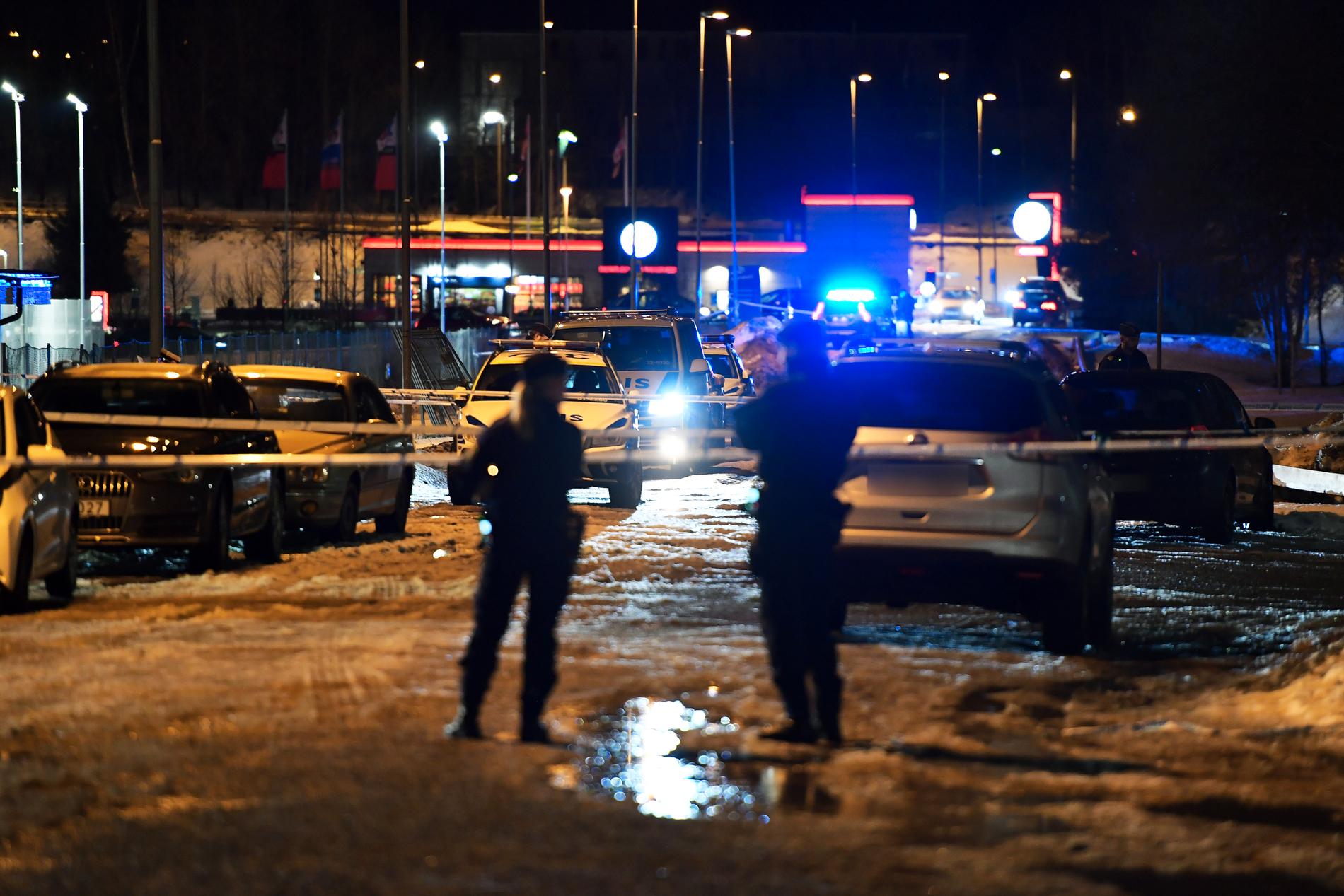 En man har blivit skjuten i Norsborg söder om Stockholm. 