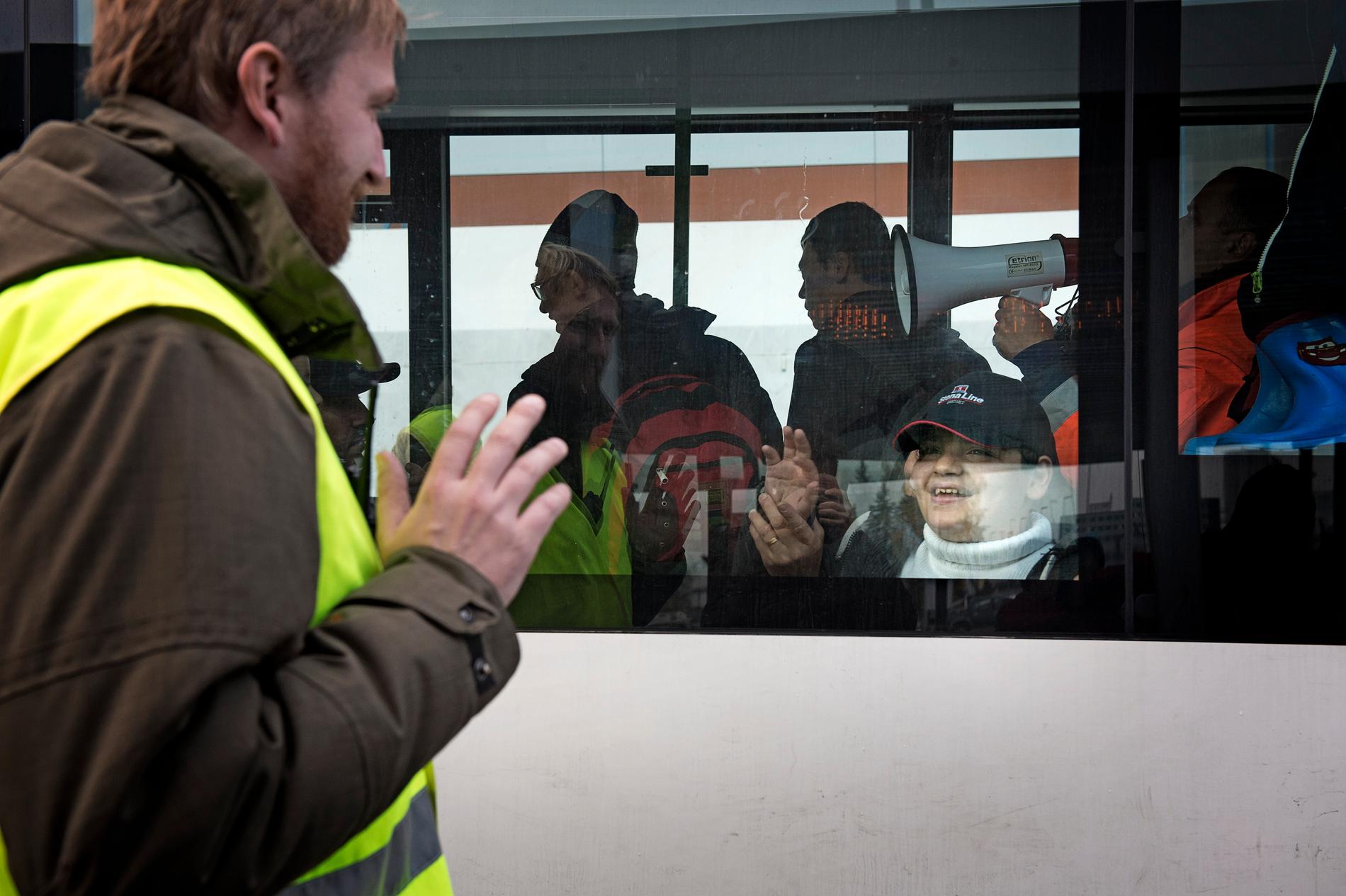 Flyktingar, de flesta på väg till Sverige, vid färjeterminalen i tyska Rostock.